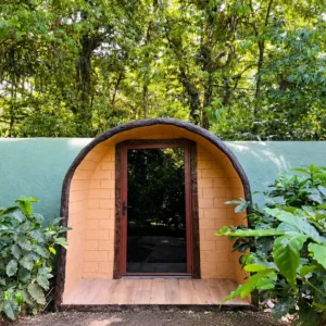 The Peace Dome junto al bosque lluvioso de Arenal