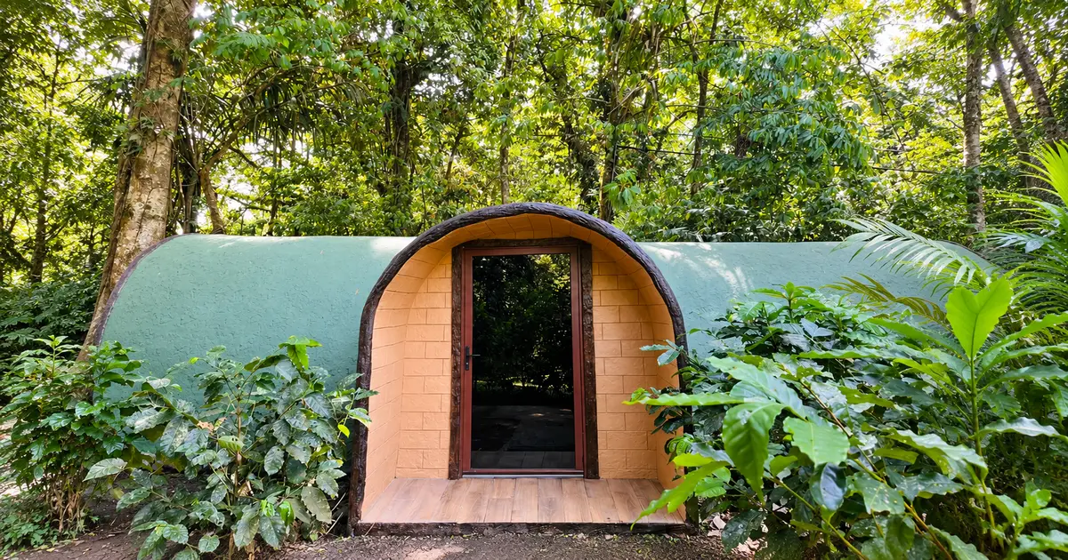 The Peace Dome junto al bosque lluvioso de Arenal