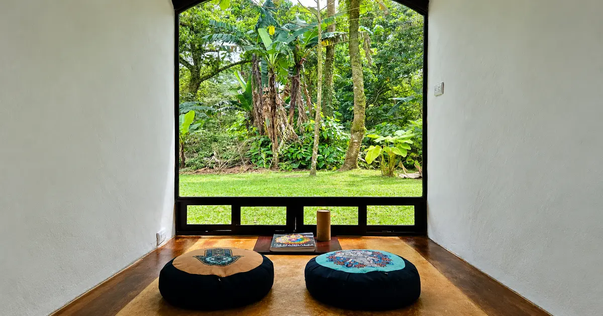Ventana panorámica del Harmony Dome con vista al volcán